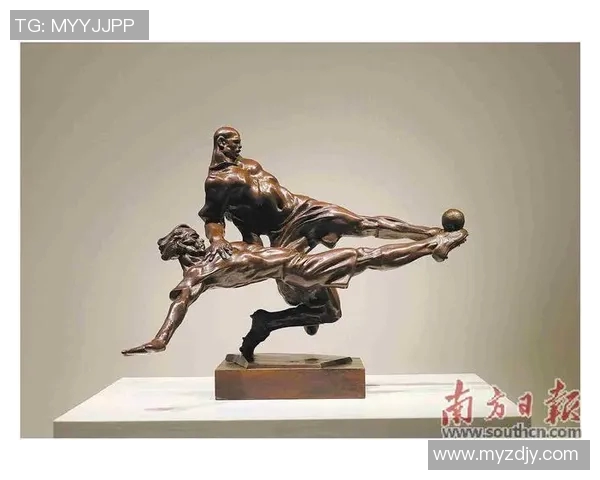 两个足球明星雕塑展现运动精神与艺术魅力的完美结合