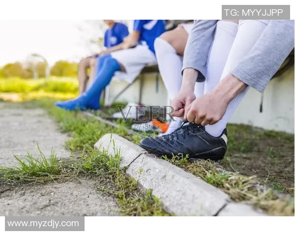 足球明星在赛场上展示技巧时巧妙踩球系鞋带引发热议 足球明星在赛场上展示技巧时巧妙踩球系鞋带引发热议