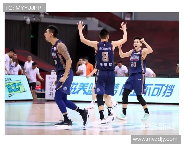 南京同曦与上海男篮激战正酣谁将赢得这场精彩对决