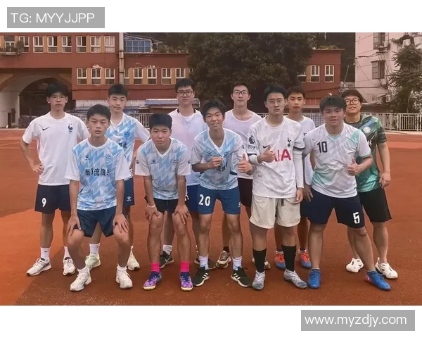 足球明星与媒体人亲密合影展现体育与传媒的完美融合与友谊瞬间 足球明星与媒体人亲密合影展现体育与传媒的完美融合与友谊瞬间
